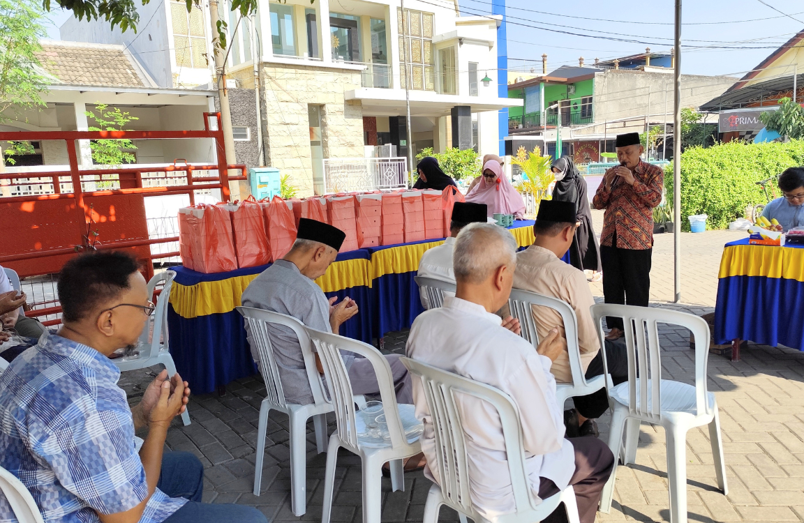 Kh. dr. cholil umam, m.pd.i memimpin doa