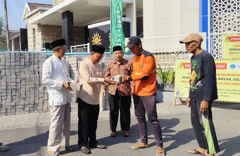 Kolaborasi masjid al dakwah dan warga geluran wujudkan perbaikan jalan kuto anyar